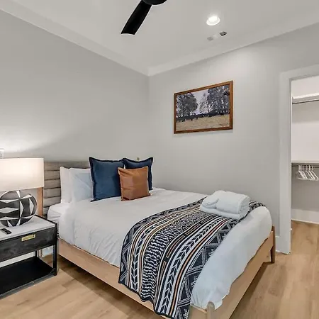 Holiday home Resonant - 2 Townhomes - 2 Private Rooftop Decks *