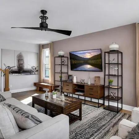 Spacious Close To Belmont Rooftop Holiday home *