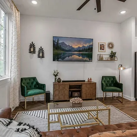 June's Nash 4 Miles To Broadway-rooftop Patio Holiday home *