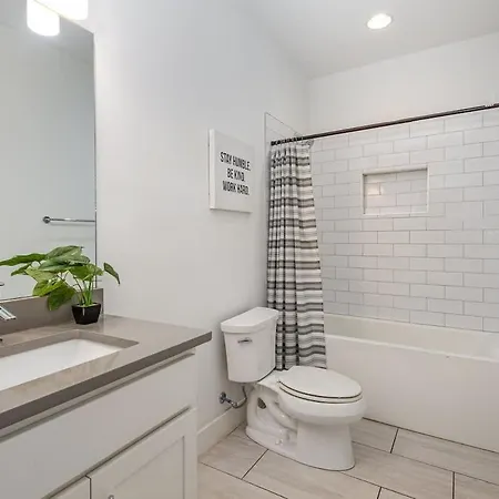 Holiday home Hurst House - 4 Stylish Homes - Mins To Germantown *