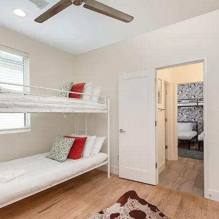 Holiday home Riff & Rest - 2 Stylish Homes - Mins To Germantown *