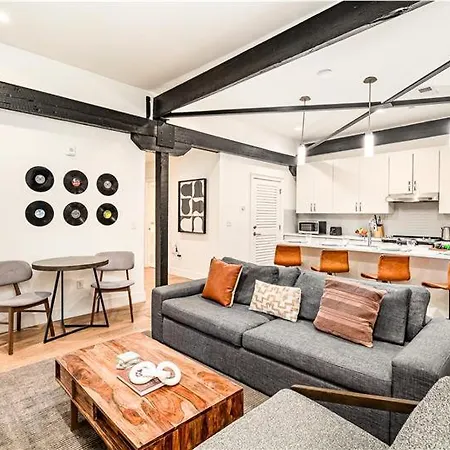 Holiday home The Saddlery-playlist-2 Units-walk To Broadway