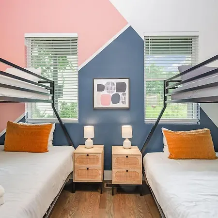 Holiday home Hurst House - 4 Stylish Homes - Mins To Germantown