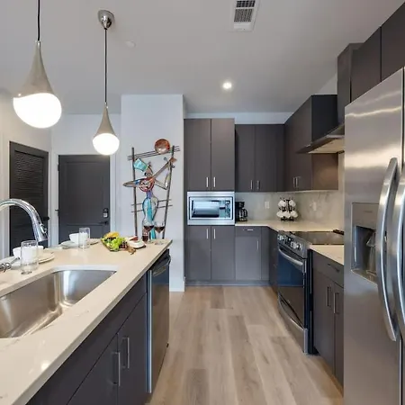 Reverb - Odyssey - Pool & Gym - Heart Of Midtown Holiday home *