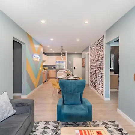 Hyve - Neon Lights - Pool & Gym - Walk To Broadway Holiday home *