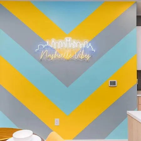 Holiday home Hyve - Neon Lights - Pool & Gym - Walk To Broadway