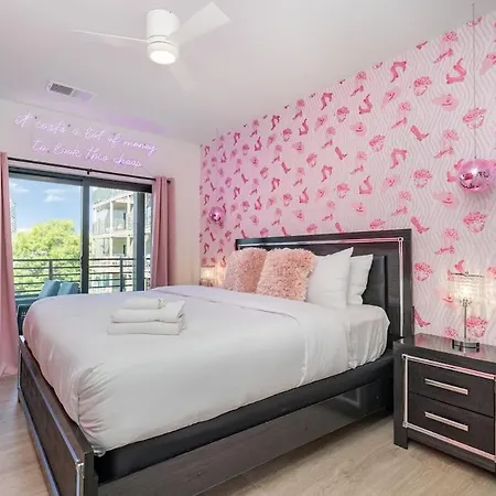 Holiday home Hyve - Neon Lights - Pool & Gym - Walk To Broadway *