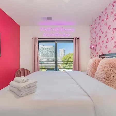 Hyve - Neon Lights - Pool & Gym - Walk To Broadway Holiday home *