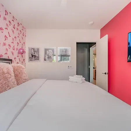 Hyve - Neon Lights - Pool & Gym - Walk To Broadway Holiday home