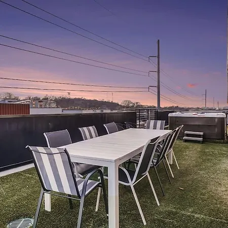 Holiday home Sunset-expansive Patio & Hot Tub-mins To Broadway *