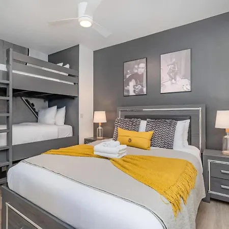 Holiday home Hyve - Neon Lights - Pool & Gym - Walk To Broadway *