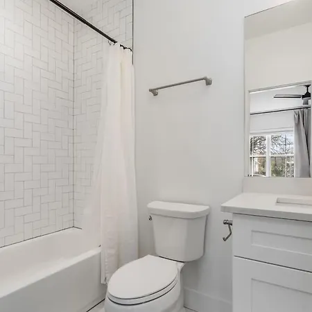 Holiday home Sunspire-private Deck-in East *