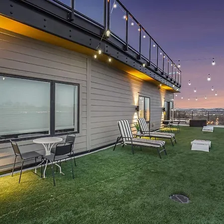Holiday home Sunset-expansive Patio & Hot Tub-mins To Broadway *