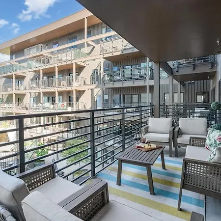 Hyve - Neon Lights - Pool & Gym - Walk To Broadway Holiday home Nashville