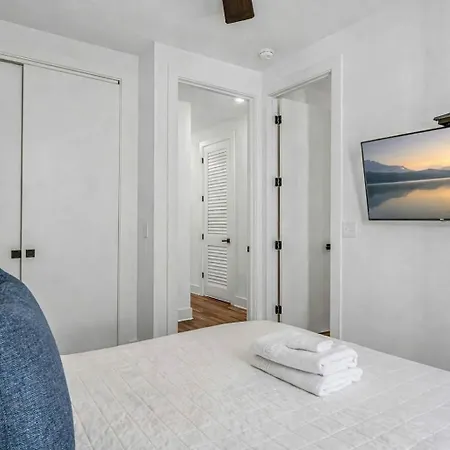 Spectacular Double Rooftop 7 Mins To Broadway Holiday home *