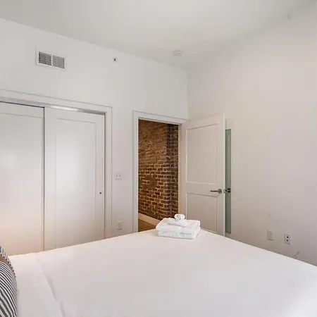 Holiday home The Saddlery-tracklist-2 Units-walk To Broadway