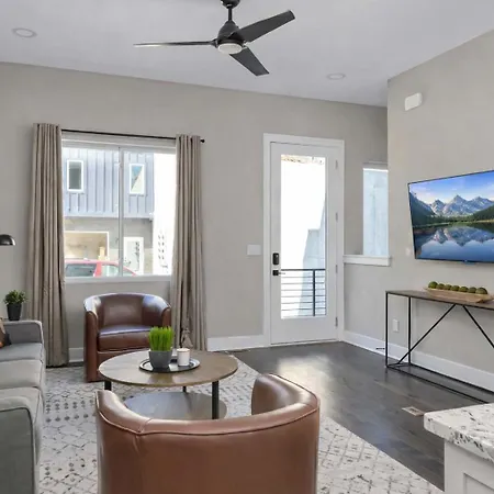 Brand New Side By Side Homes - Sleeps 24 Guests Holiday home Nashville