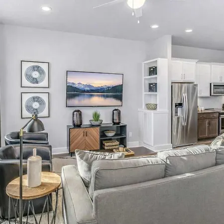 2 Townhomes - Sleeps 24-rooftop Patios Holiday home