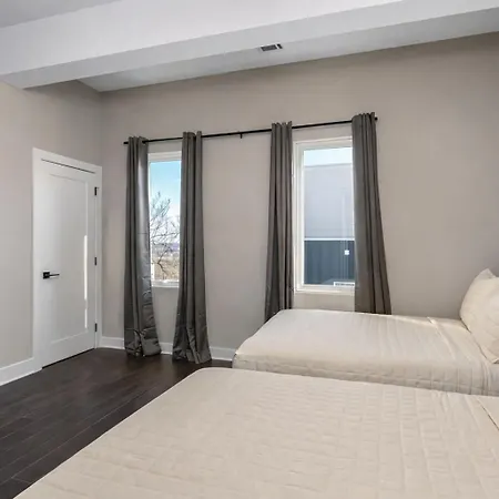 Holiday home Brand New Side By Side Homes - Sleeps 24 Guests Nashville
