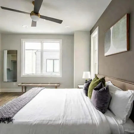 Holiday home West End Luxe - Outdoor Patio And Rooftop Views