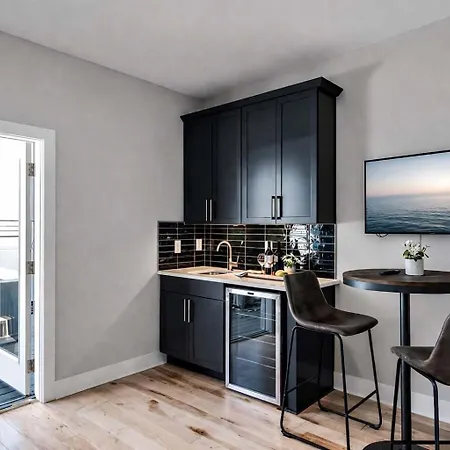 Side By Side Nash Homes - Relaxing Rooftop Patios Holiday home