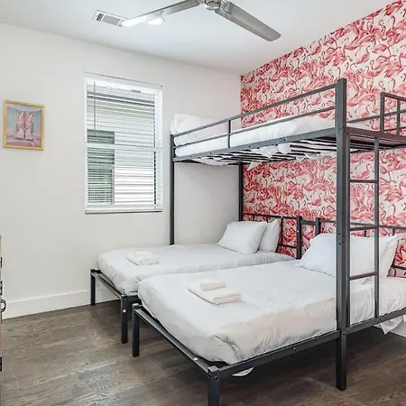 Riff & Rest - 2 Stylish Homes - Mins To Germantown Holiday home *