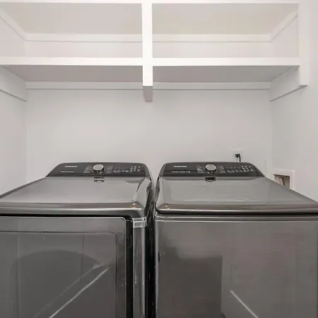 Holiday home Hurst House - 4 Stylish Homes - Mins To Germantown
