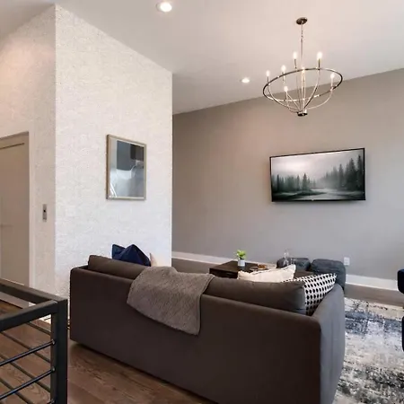 West End Dreams-2 Homes-6 Mins To Broadway Holiday home
