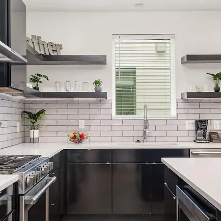Holiday home Hurst House - 4 Stylish Homes - Mins To Germantown