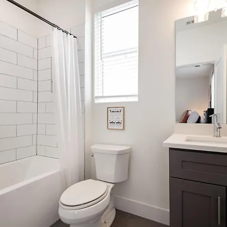 Holiday home Hurst House - 4 Stylish Homes - Mins To Germantown