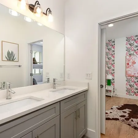 Holiday home Hurst House - 4 Stylish Homes - Mins To Germantown *