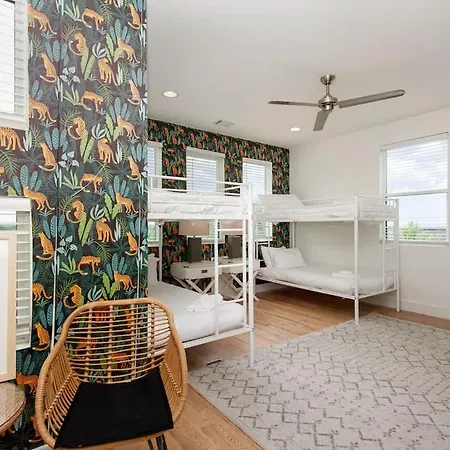 Holiday home Hurst House - 4 Stylish Homes - Mins To Germantown