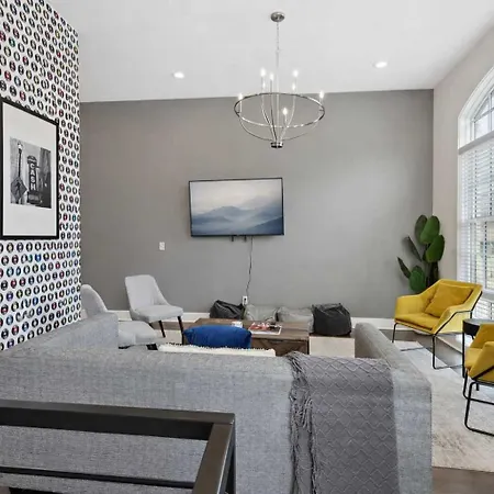Holiday home West End Oasis-new Building & Rooftop Views *