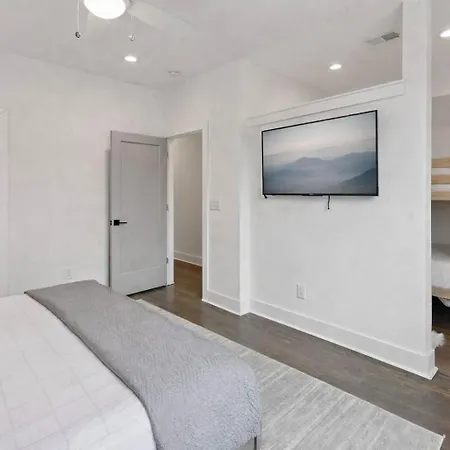 West End Oasis-new Building & Rooftop Views Holiday home Nashville