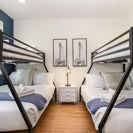 Holiday home Hurst House - 4 Stylish Homes - Mins To Germantown