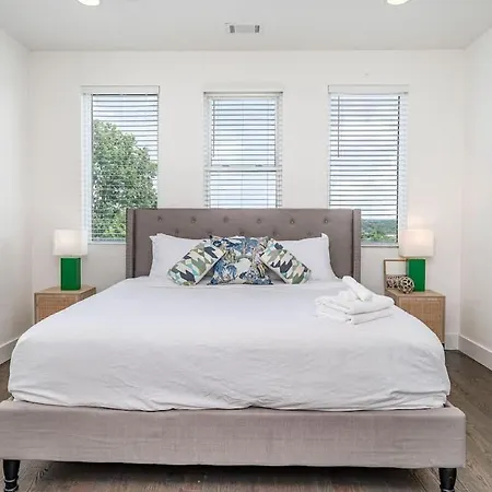 Holiday home Hurst House - 4 Stylish Homes - Mins To Germantown