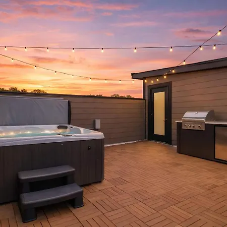 New Modern Escape With Rooftop Hot Tub Nashville