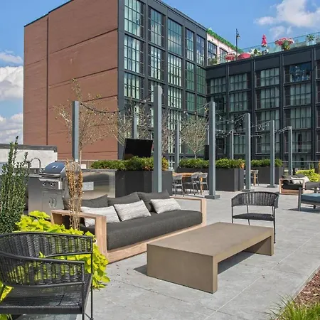 Landing Stunning 2Bd Rooftop Lounge Gym Apartment