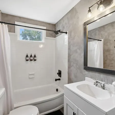 Vibey Unit In Duplex * Nashville