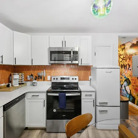 Vibey Unit In Duplex *