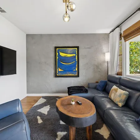 Vibey Unit In Duplex Apartment *