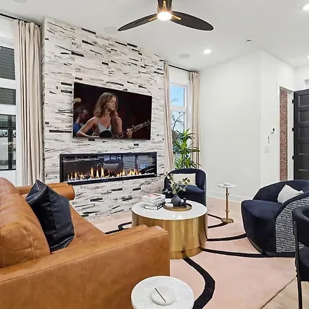 Halo-rooftop Patio & Game Room-mins To Broadway Holiday home Nashville