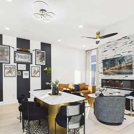 Holiday home Halo-rooftop Patio & Game Room-mins To Broadway
