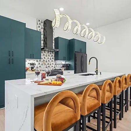 Halo-rooftop Patio & Game Room-mins To Broadway Holiday home