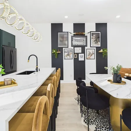 Halo-rooftop Patio & Game Room-mins To Broadway Holiday home