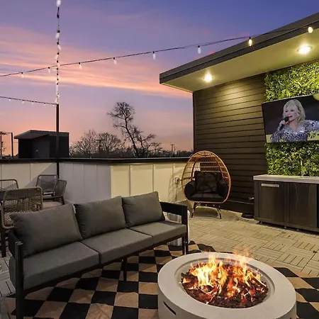 Halo-rooftop Patio & Game Room-mins To Broadway