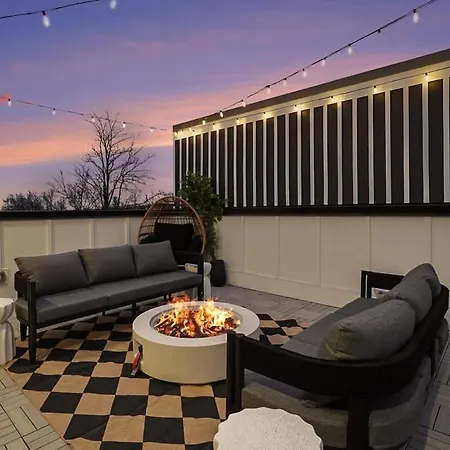 Halo-rooftop Patio & Game Room-mins To Broadway Holiday home Nashville