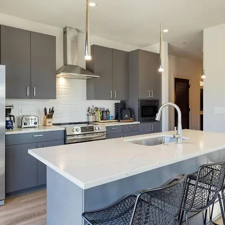 Holiday home New Modern 2bdr In Walkable Midtown W Gym Pool Honkey-tonk By Avantstay