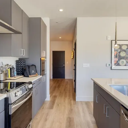 New Modern 2bdr In Walkable Midtown W Gym Pool Honkey-tonk By Avantstay Nashville