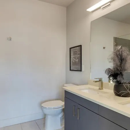 Holiday home New Modern 2bdr In Walkable Midtown W Gym Pool Honkey-tonk By Avantstay *